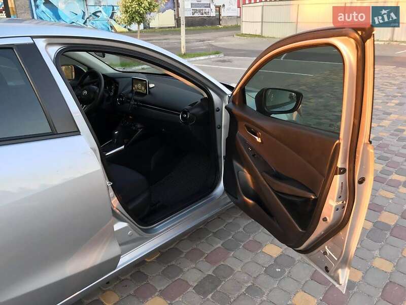 Седан Toyota Yaris 2017 в Луцке