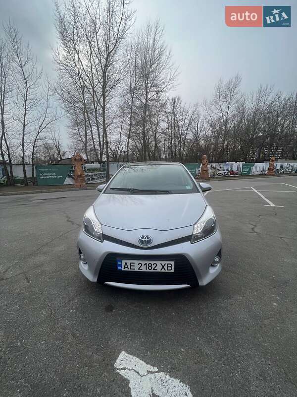 Хэтчбек Toyota Yaris 2013 в Днепре