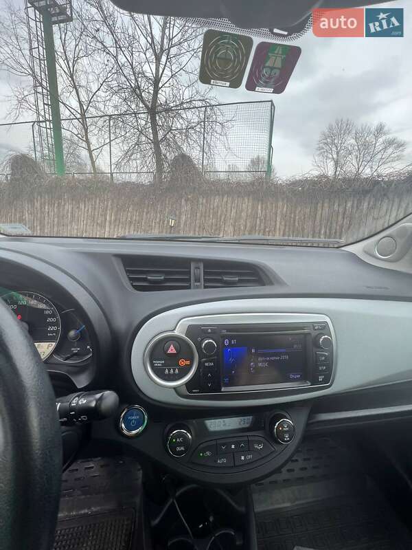 Хэтчбек Toyota Yaris 2013 в Днепре