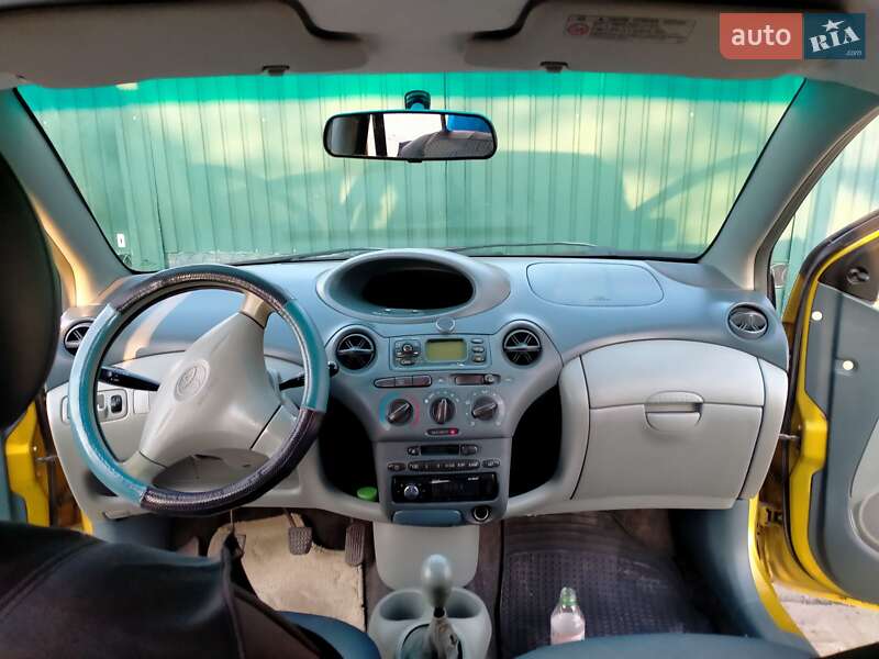 Хэтчбек Toyota Yaris 2001 в Беляевке