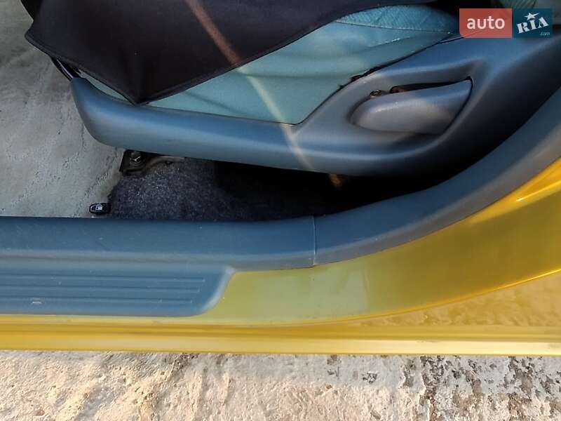 Хэтчбек Toyota Yaris 2001 в Беляевке