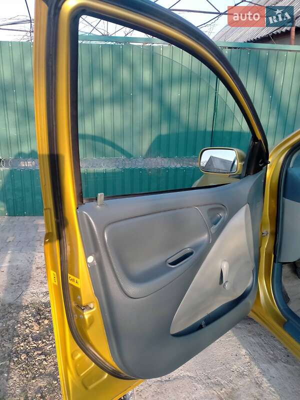 Хэтчбек Toyota Yaris 2001 в Беляевке