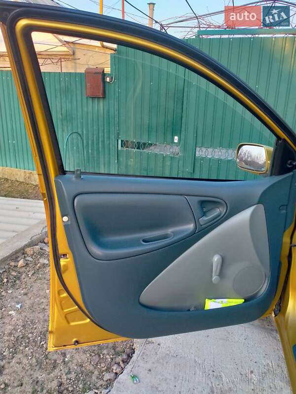 Хэтчбек Toyota Yaris 2001 в Беляевке