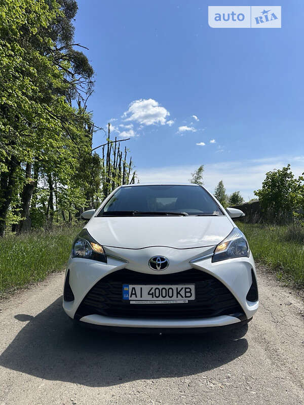 Хэтчбек Toyota Yaris 2019 в Вишневом