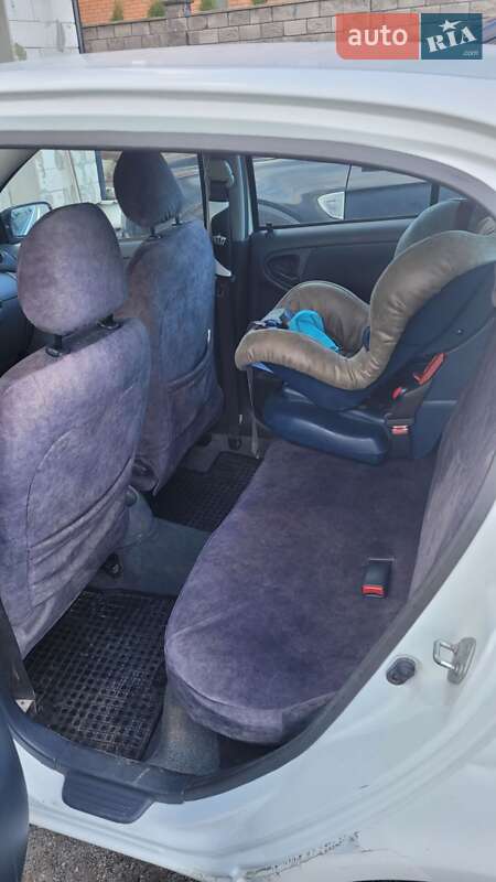 Хэтчбек Toyota Yaris 2002 в Ровно