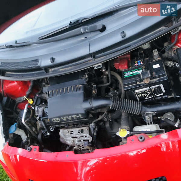 Хетчбек Toyota Yaris 2008 в Полонному
