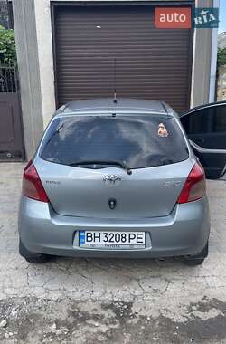 Хэтчбек Toyota Yaris 2006 в 