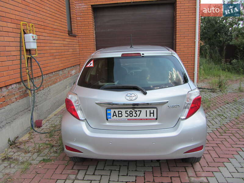 Хэтчбек Toyota Yaris 2013 в 
