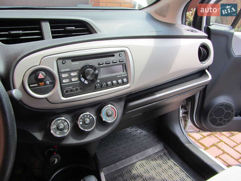 Хэтчбек Toyota Yaris 2013 в 