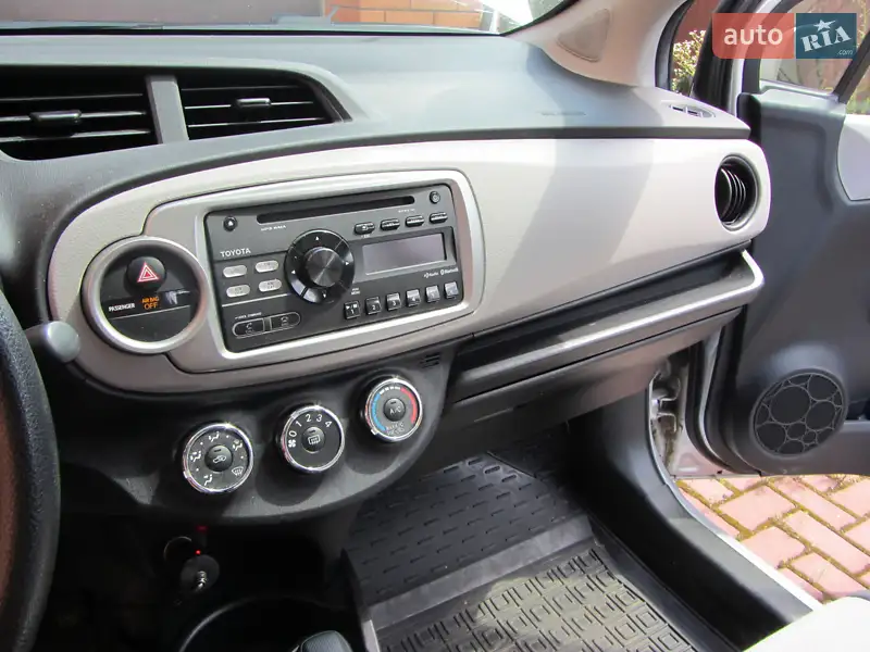 Хэтчбек Toyota Yaris 2013 в 