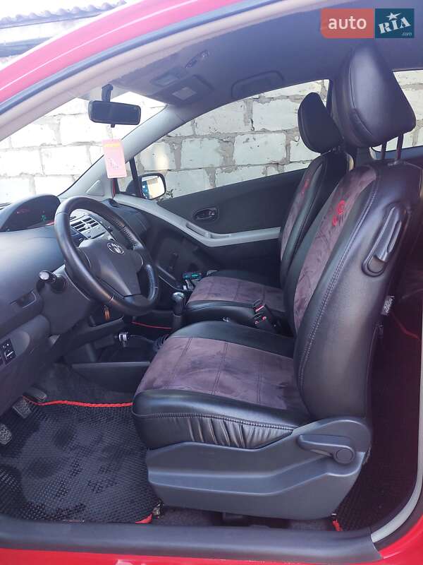 Хэтчбек Toyota Yaris 2007 в Глухове