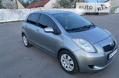 Хэтчбек Toyota Yaris 2006 в Сарнах