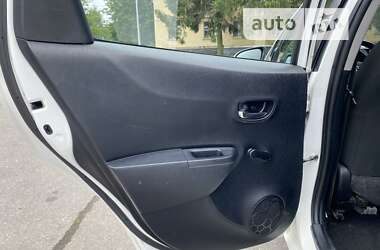 Хэтчбек Toyota Yaris 2012 в 