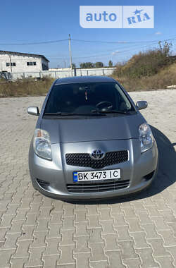 Хетчбек Toyota Yaris 2006 в Сарнах