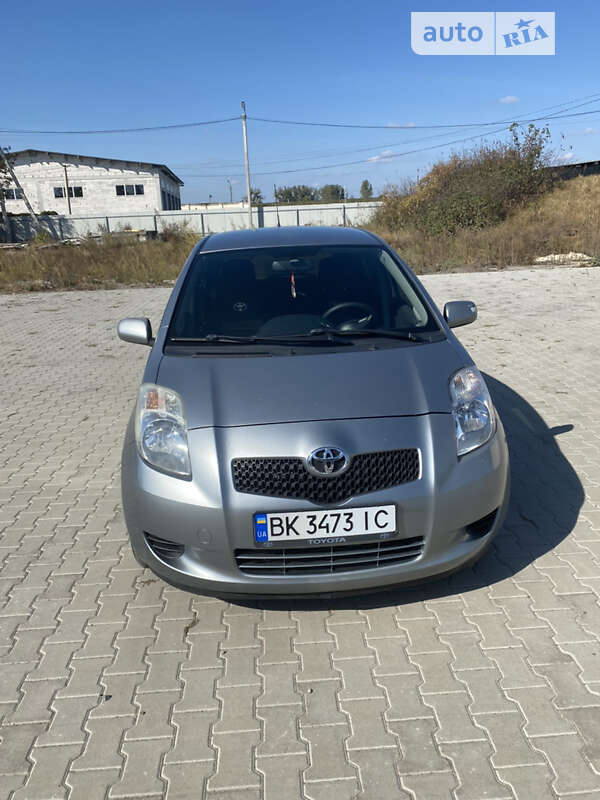 Хэтчбек Toyota Yaris 2006 в Сарнах