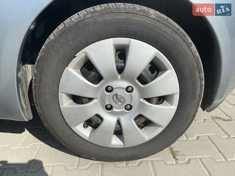 Хэтчбек Toyota Yaris 2006 в Сарнах