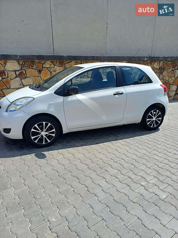 Хэтчбек Toyota Yaris 2011 в Могилев-Подольске
