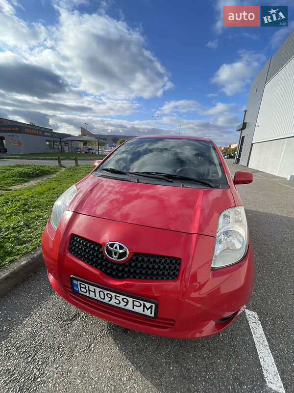 Хетчбек Toyota Yaris 2006 в 
