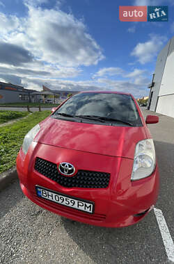Хетчбек Toyota Yaris 2006 в 