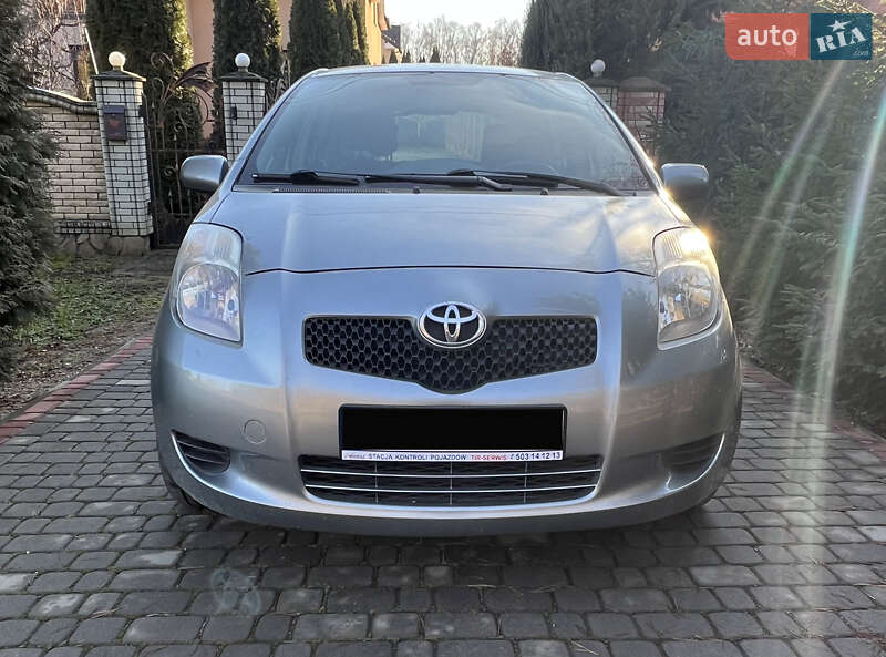 Хэтчбек Toyota Yaris 2006 в 