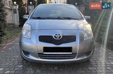 Хэтчбек Toyota Yaris 2006 в 