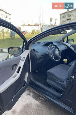 Хэтчбек Toyota Yaris 2009 в 