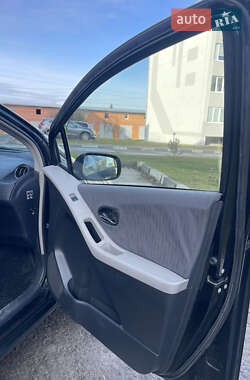 Хэтчбек Toyota Yaris 2009 в 