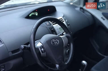 Хэтчбек Toyota Yaris 2006 в 