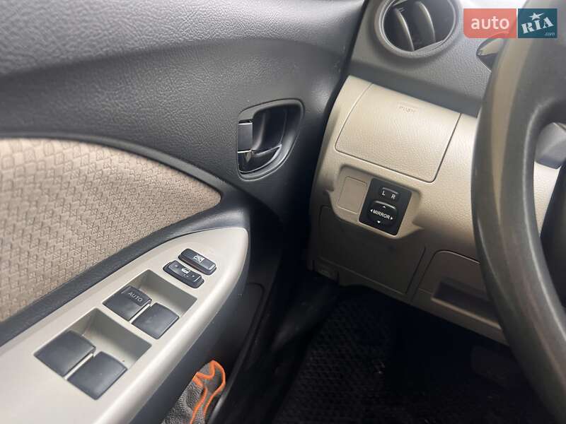 Седан Toyota Yaris 2006 в Киеве