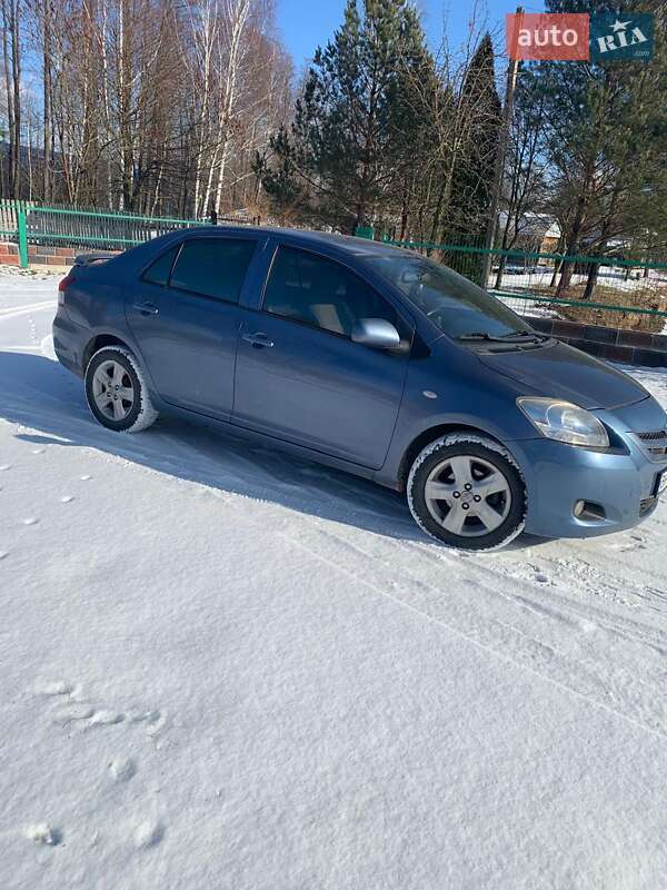 Седан Toyota Yaris 2007 в Пулинах