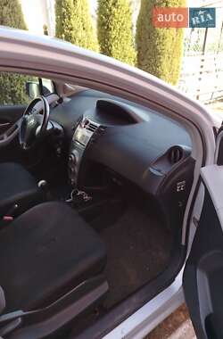 Хэтчбек Toyota Yaris 2008 в 