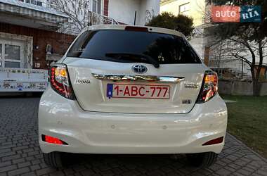 Хэтчбек Toyota Yaris 2015 в 