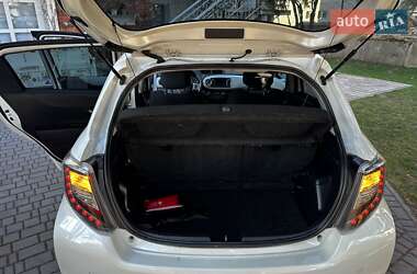 Хэтчбек Toyota Yaris 2015 в 