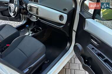 Хэтчбек Toyota Yaris 2015 в 