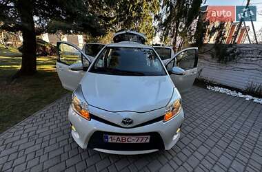 Хэтчбек Toyota Yaris 2015 в 