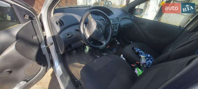 Хэтчбек Toyota Yaris 2004 в Магдалиновке