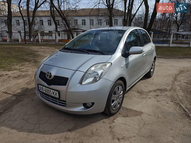 Хэтчбек Toyota Yaris 2007 в 