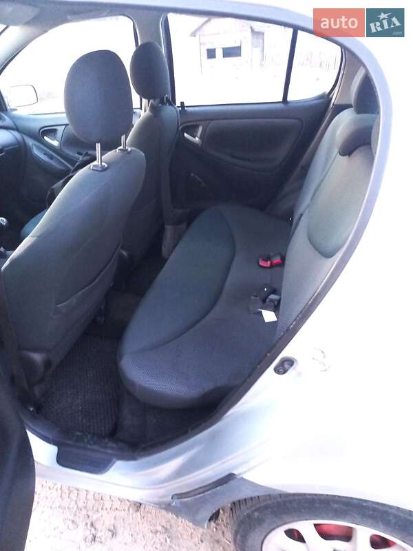 Хэтчбек Toyota Yaris 2003 в Малине
