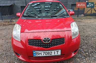 Хэтчбек Toyota Yaris 2007 в 