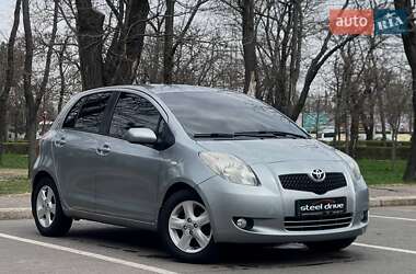 Хэтчбек Toyota Yaris 2007 в 