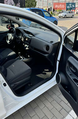 Хэтчбек Toyota Yaris 2015 в 