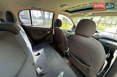 Хэтчбек Toyota Yaris 2003 в 
