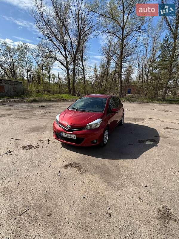 Хэтчбек Toyota Yaris 2011 в 