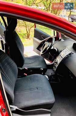 Хэтчбек Toyota Yaris 2006 в 