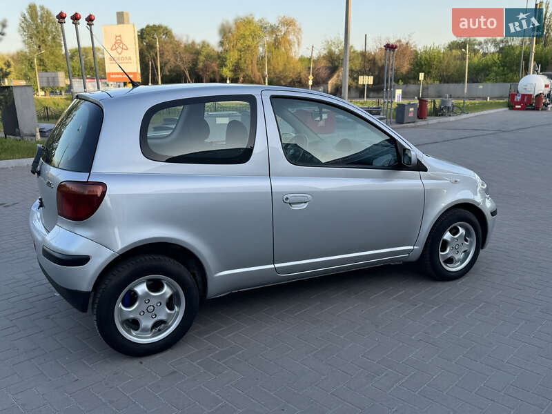 Хэтчбек Toyota Yaris 2005 в Каменском