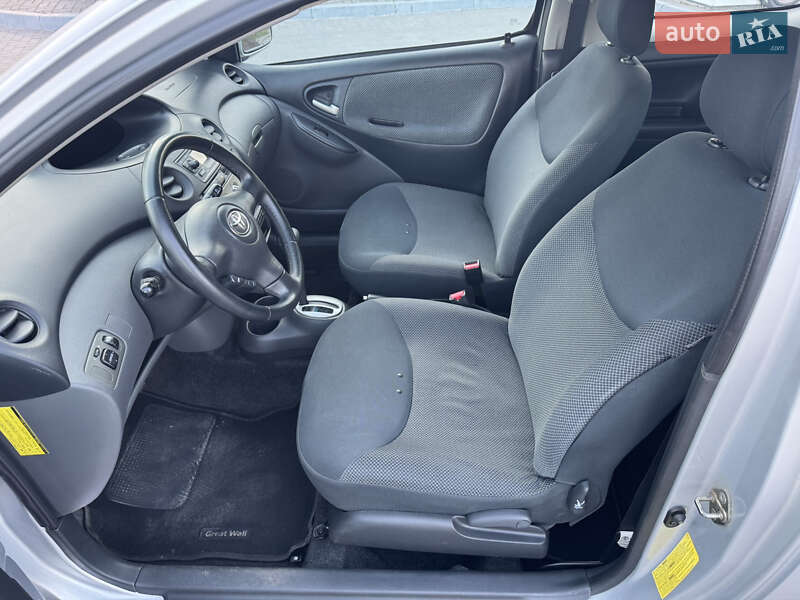Хэтчбек Toyota Yaris 2005 в Каменском