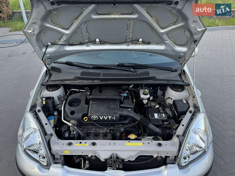 Хэтчбек Toyota Yaris 2005 в Каменском