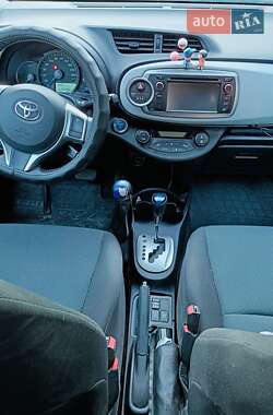 Хэтчбек Toyota Yaris 2013 в 