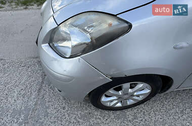 Хэтчбек Toyota Yaris 2010 в 