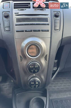 Хэтчбек Toyota Yaris 2010 в 